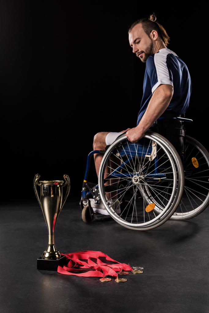paralimpica in sedia a rotelle con trofei
 - Foto, immagini