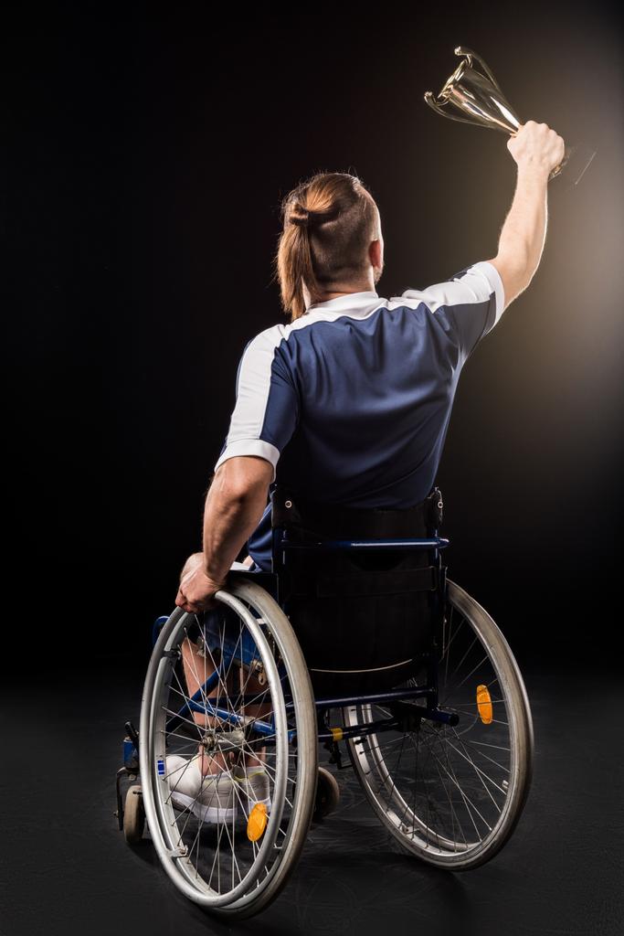 paralímpico en silla de ruedas con trofeo
   - Foto, Imagen