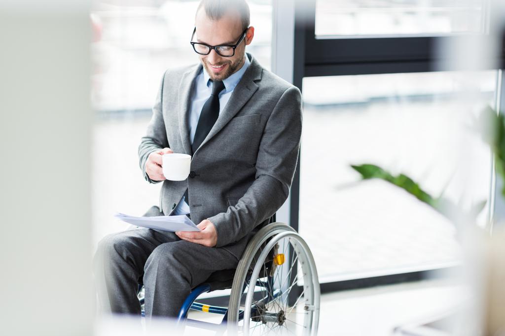hombre de negocios discapacitado físicamente beber café
 - Foto, imagen