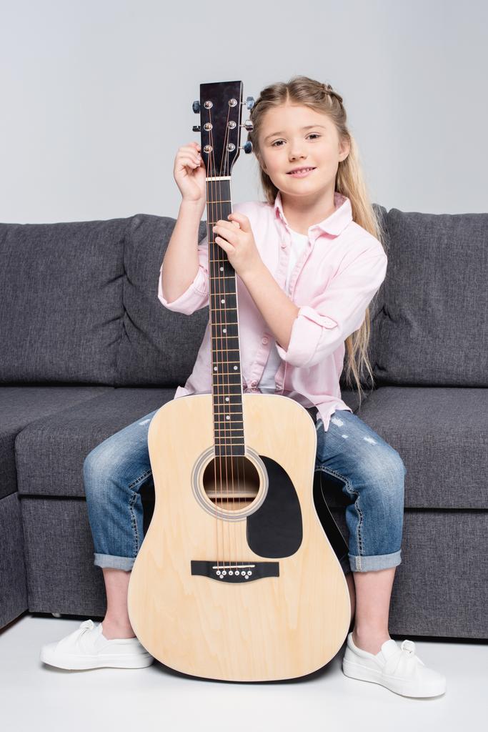 Kız holding gitar - Fotoğraf, Görsel