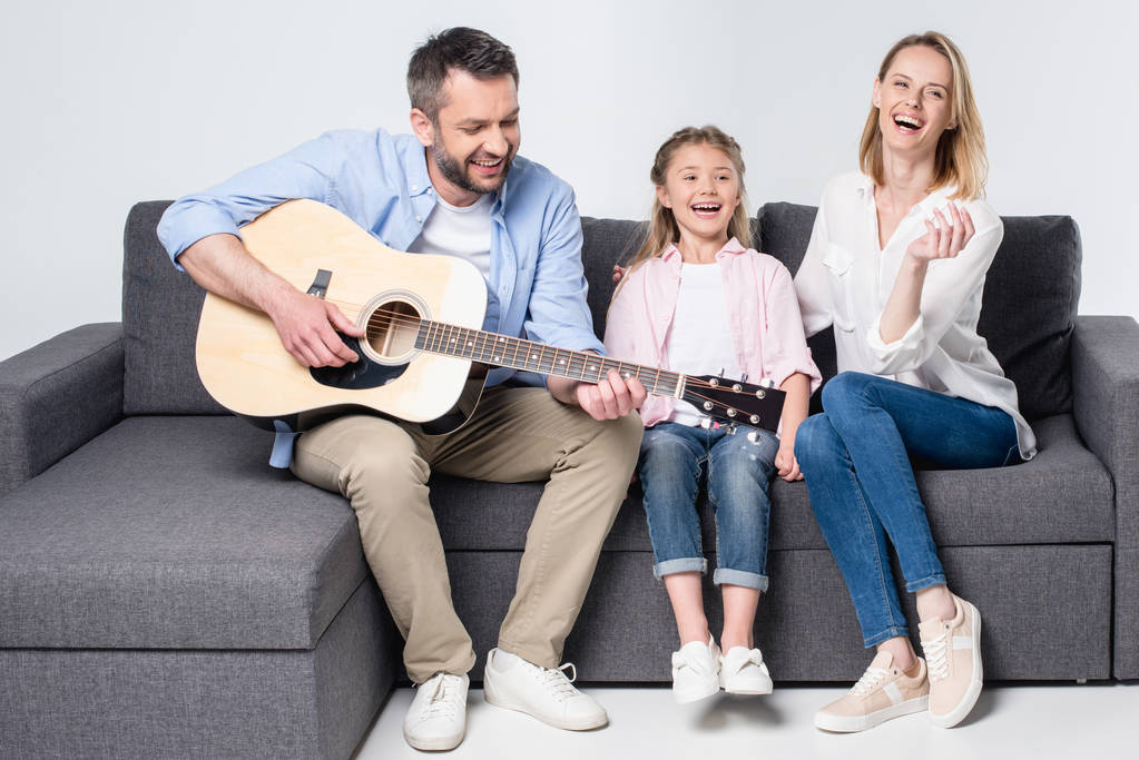 Onnellinen perhe kitaran kanssa
  - Valokuva, kuva