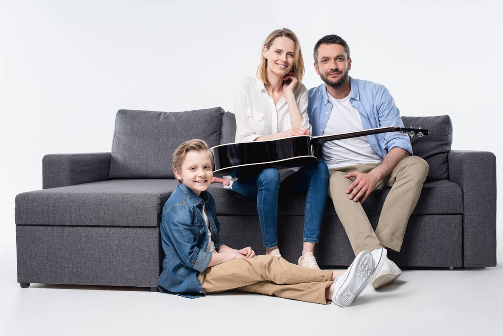 Familie sitzt auf Sofa - Foto, Bild