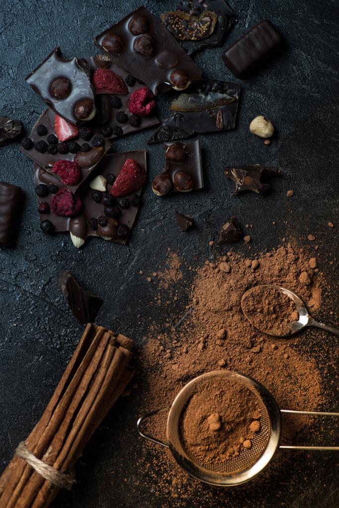 stukken van chocolade met noten en bessen met kaneel - Foto, afbeelding