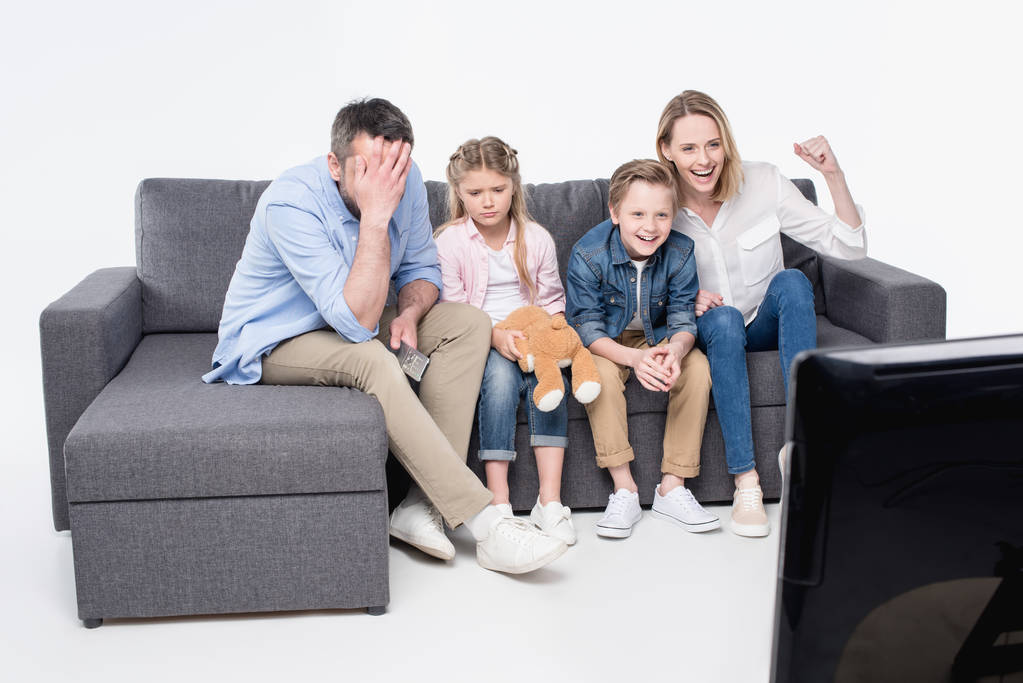 Сім'я сидить на дивані і дивитися телевізор
 - Фото, зображення