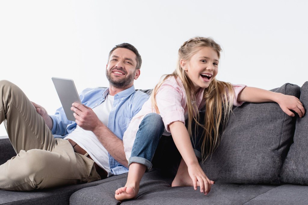 pai com a filha sentada no sofá
 - Foto, Imagem