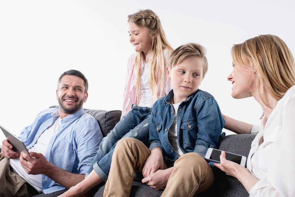 デジタル デバイスが座っていると白人の家族 - 写真・画像