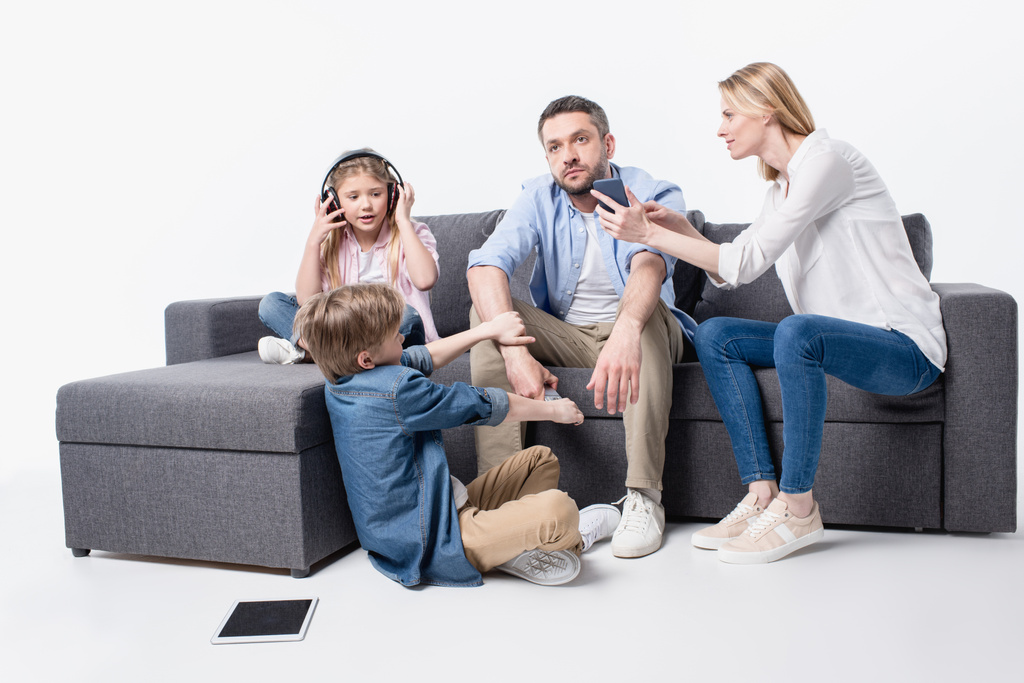 rodina sedí na gauči s digitálními zařízeními - Fotografie, Obrázek