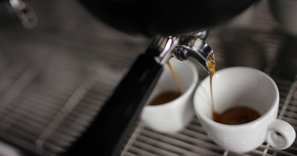 Szuper lassított forró eszpresszó kávé, ömlött be a két fehér porcelán csésze kávé gép 4 k (felülnézet közelről) - Fotó, kép