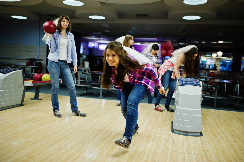 Csoport a lányok szórakozás és játék bowling a leánybúcsú. - Fotó, kép