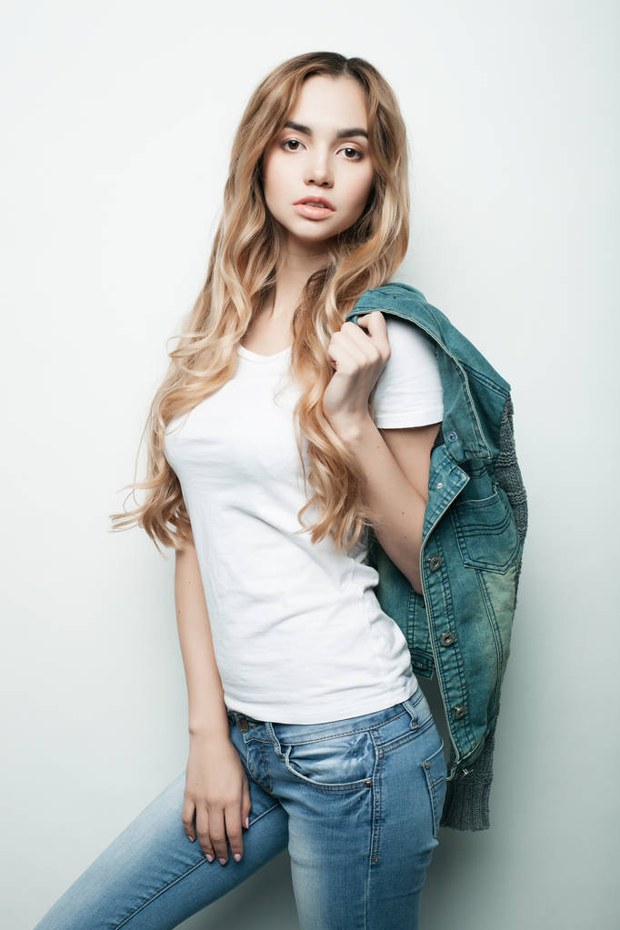 genç moda model stüdyoda poz - Fotoğraf, Görsel