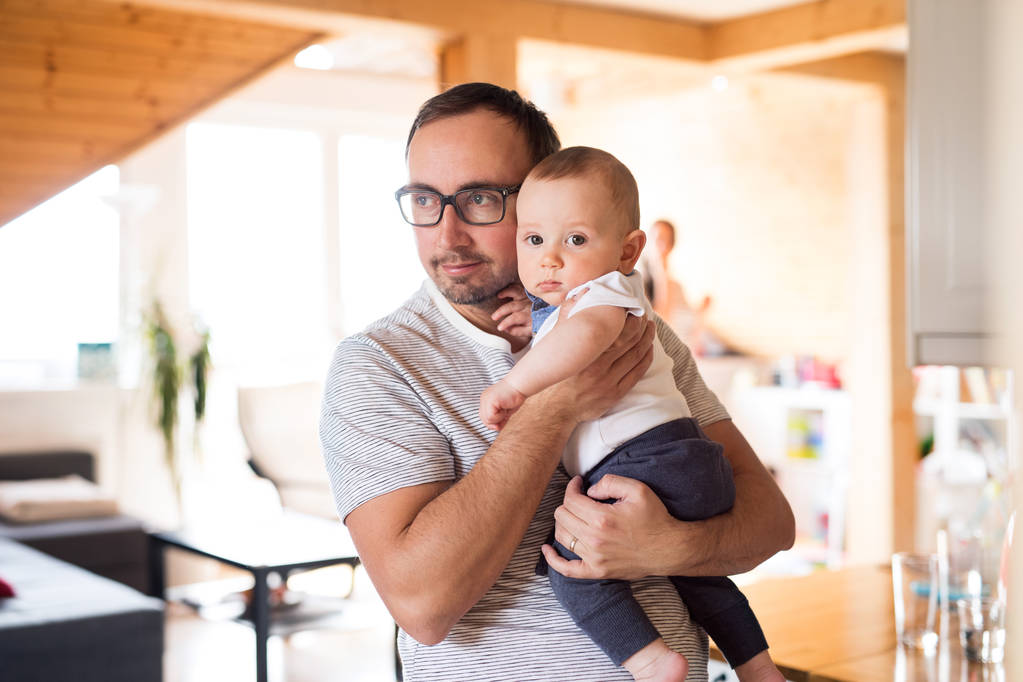 Mladý otec drží svého syna roztomilé dítě v náručí - Fotografie, Obrázek