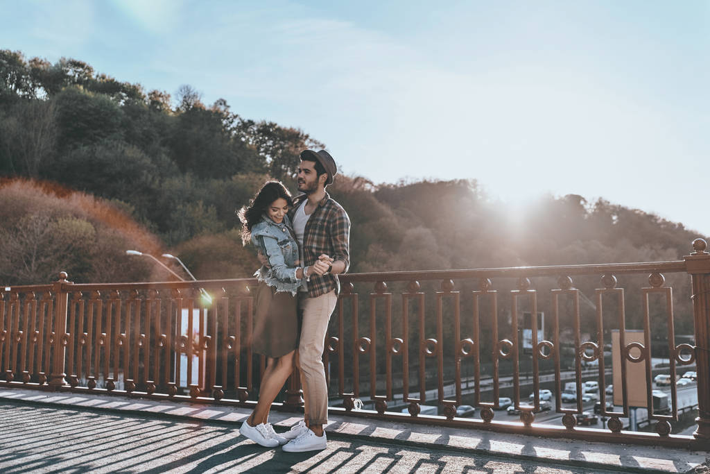 Romantikus pár átölelve a híd - Fotó, kép