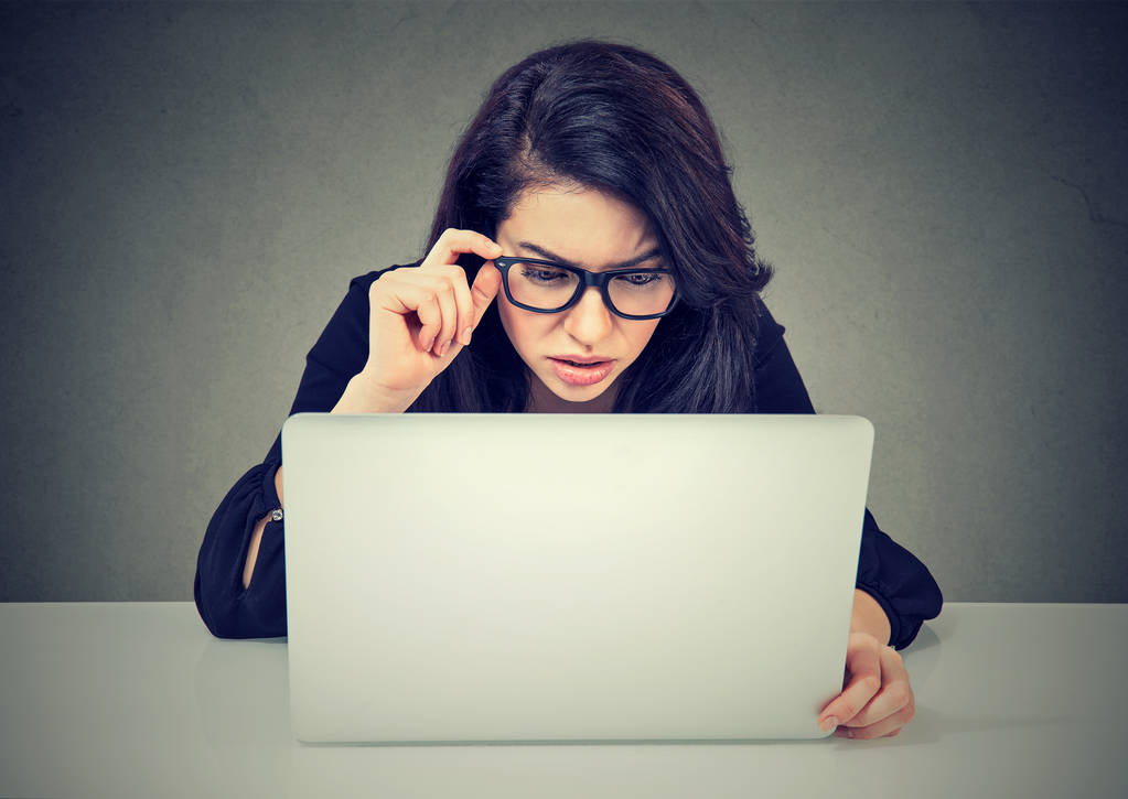 Aggódó nő dolgozik laptop nézett zavaros a számítógép képernyőjén   - Fotó, kép