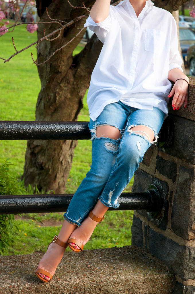 Mujer con estilo en camisa, jeans y zapatos con tacones
. - Foto, imagen