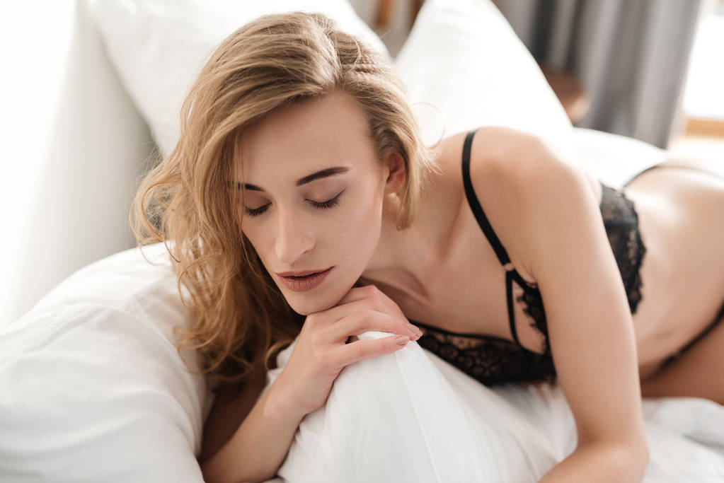 Дивовижна брюнетка сексуальна жінка лежить на ліжку
 - Фото, зображення