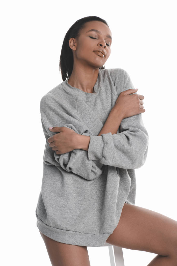 灰色のセーターの若い女性  - 写真・画像