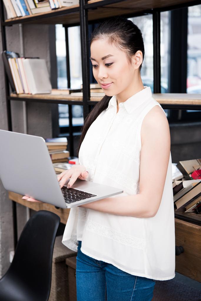 Asiatica donna d'affari con laptop
 - Foto, immagini
