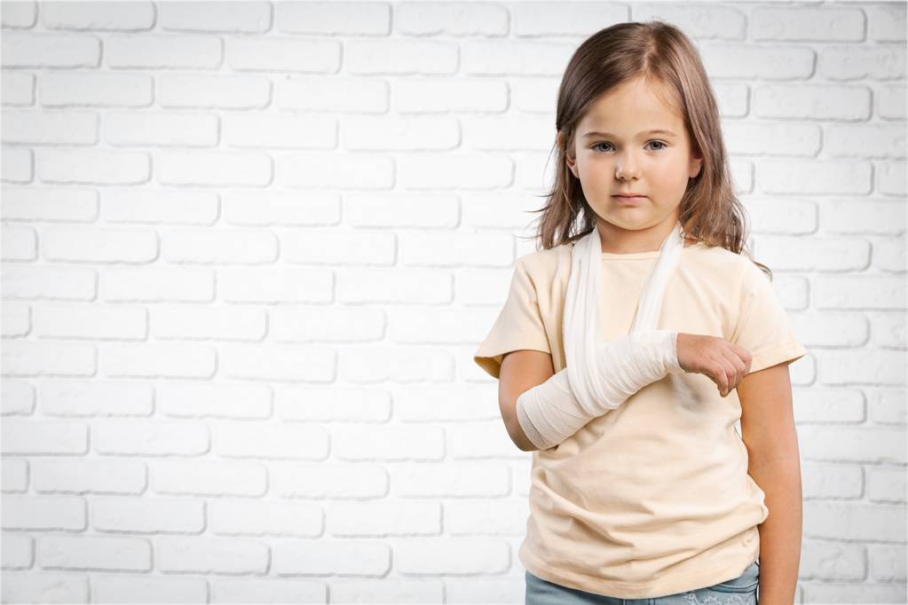 chica con lesión en la mano
 - Foto, Imagen