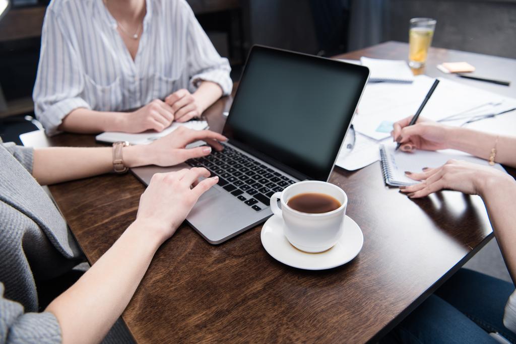 επιχειρηματίες εργάζονται με laptop και Καφές Κύπελλο - Φωτογραφία, εικόνα