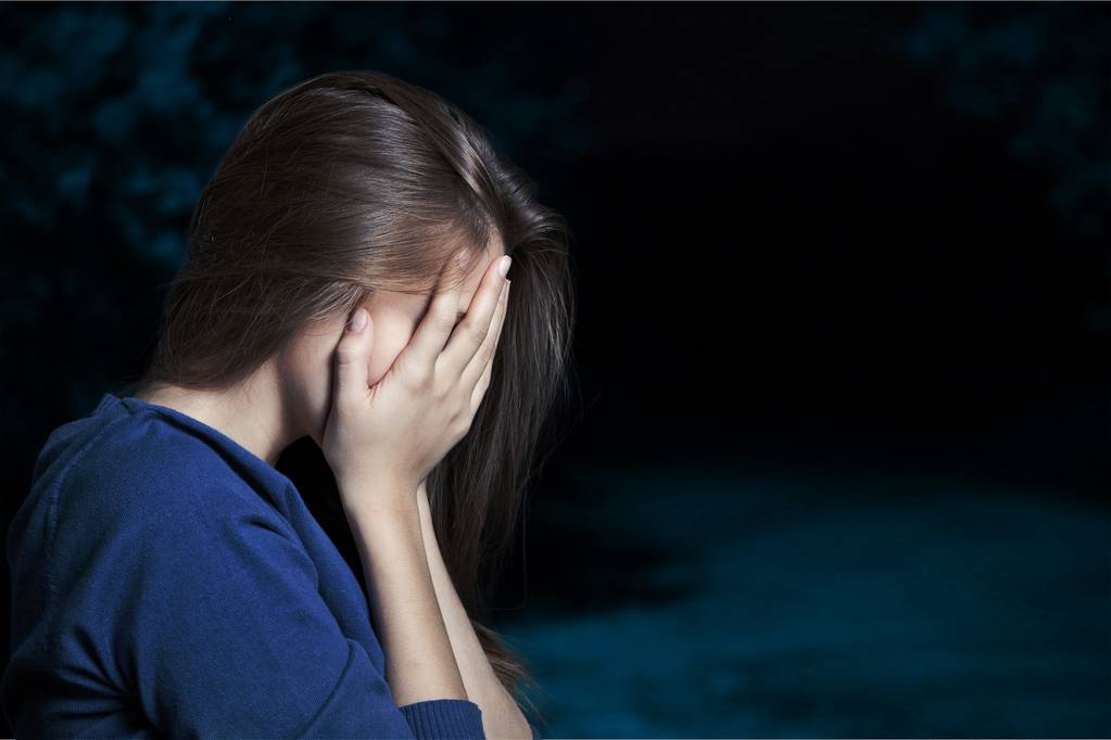 fiatal nő sír  - Fotó, kép