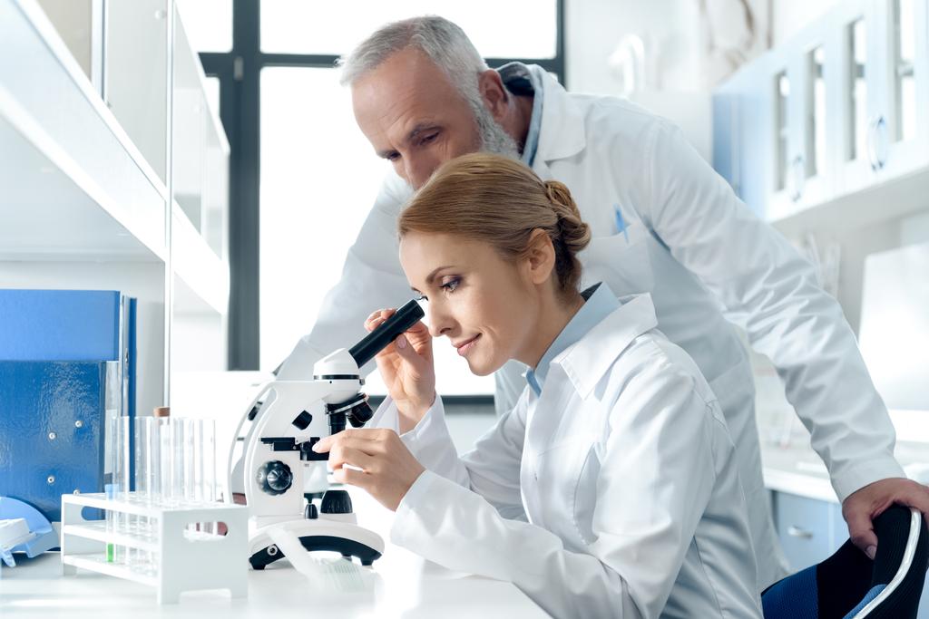 Οι επιστήμονες σε λευκό παλτό στο εργαστήριο - Φωτογραφία, εικόνα