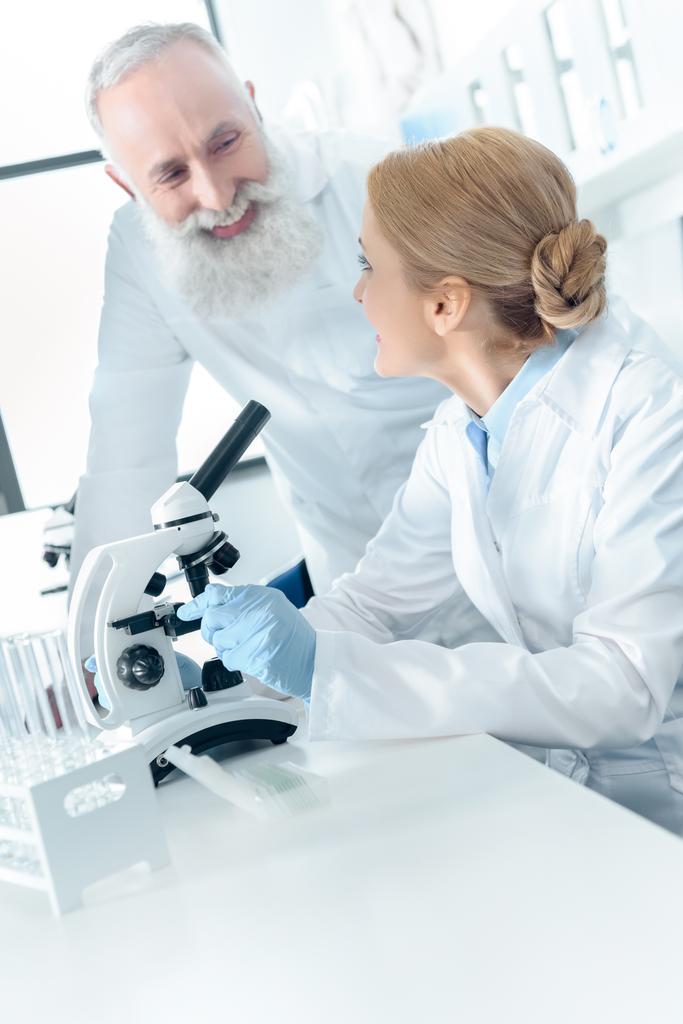 учёные в белых халатах в лаборатории
 - Фото, изображение