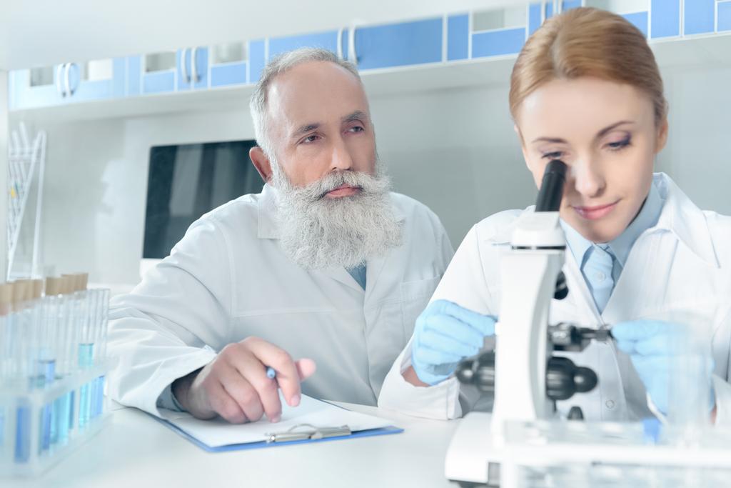 cientistas em casacos brancos em laboratório
 - Foto, Imagem