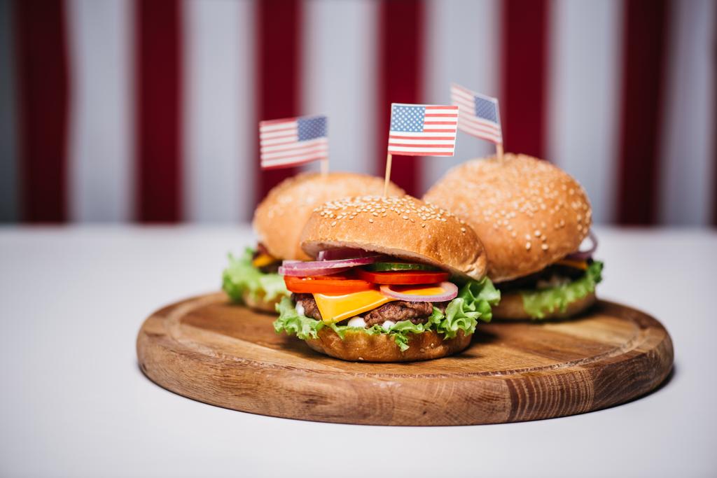 juustohampurilaisia, joissa on pienet Amerikan liput
 - Valokuva, kuva