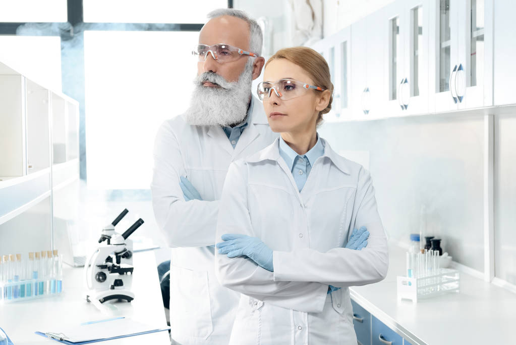 Οι επιστήμονες σε λευκό παλτό στο εργαστήριο - Φωτογραφία, εικόνα
