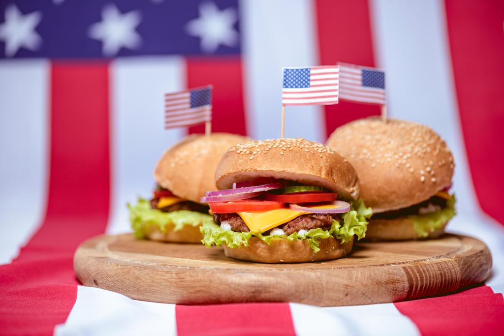 Amerikai zászlók, juharfalevél, hamburger  - Fotó, kép