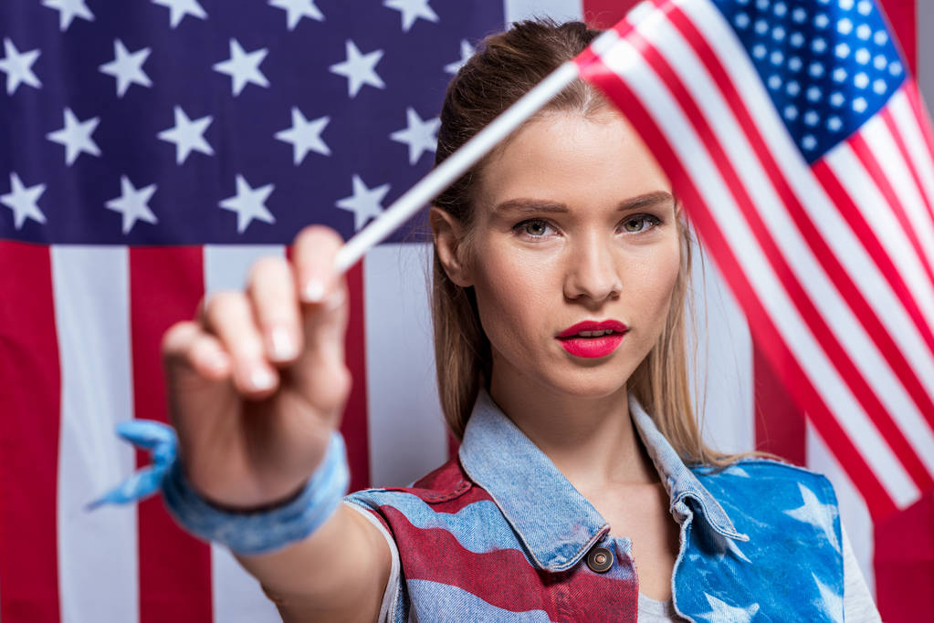 Femme tenant le drapeau américain - Photo, image