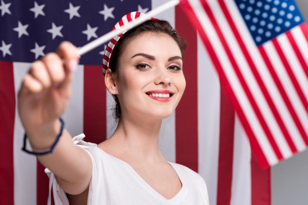 Mujer sosteniendo bandera americana - Foto, imagen