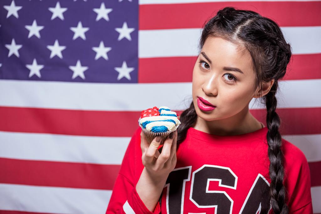 γυναίκα με cupcake, διακοσμημένα με αμερικανική σημαία - Φωτογραφία, εικόνα