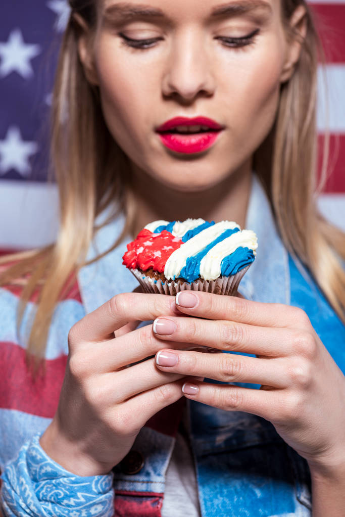mulher com cupcake doce
 - Foto, Imagem