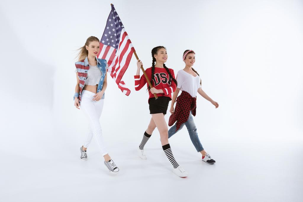 többnemzetiségű lányok gyaloglás az amerikai zászló - Fotó, kép