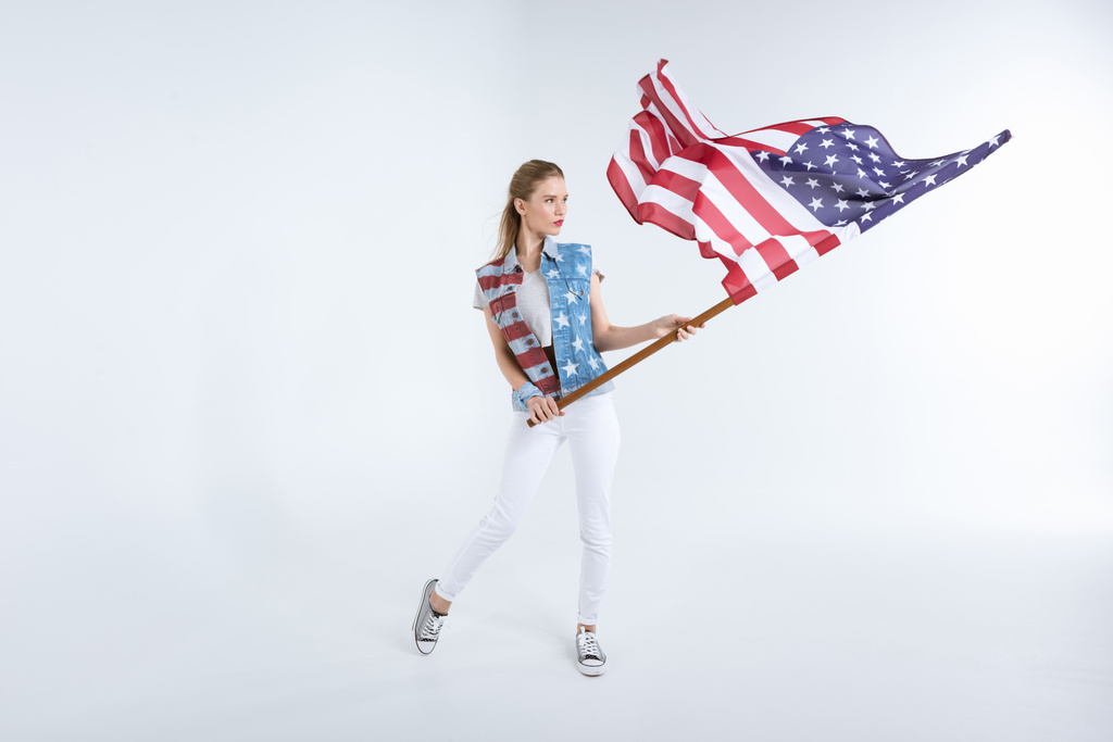 jeune femme agitant drapeau des États-Unis
 - Photo, image