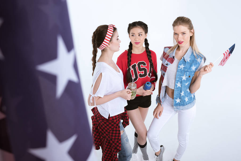 lachende meisjes met Amerikaanse vlag - Foto, afbeelding