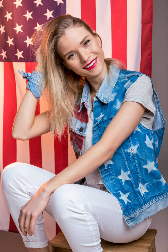 mujer posando con bandera de EE.UU.
 - Foto, imagen