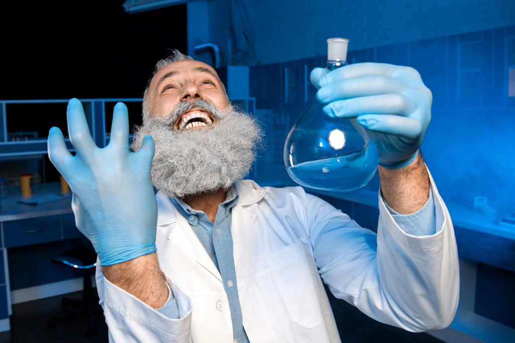 šedé vlasy vědec slaví úspěch - Fotografie, Obrázek