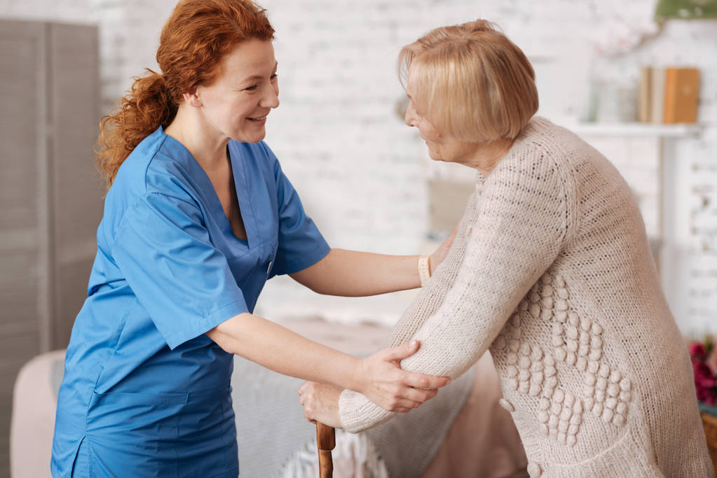 Agradecida admirable mujer saludando a su enfermera
 - Foto, imagen