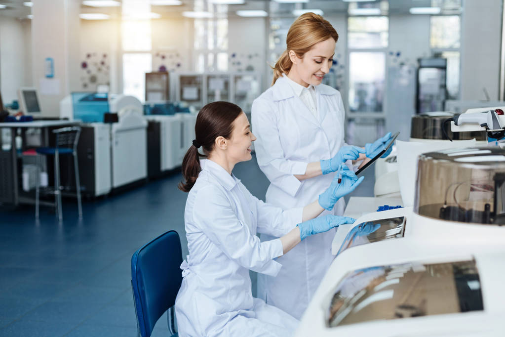 Pozytywne zachwycony kobiet pracujących w laboratorium - Zdjęcie, obraz