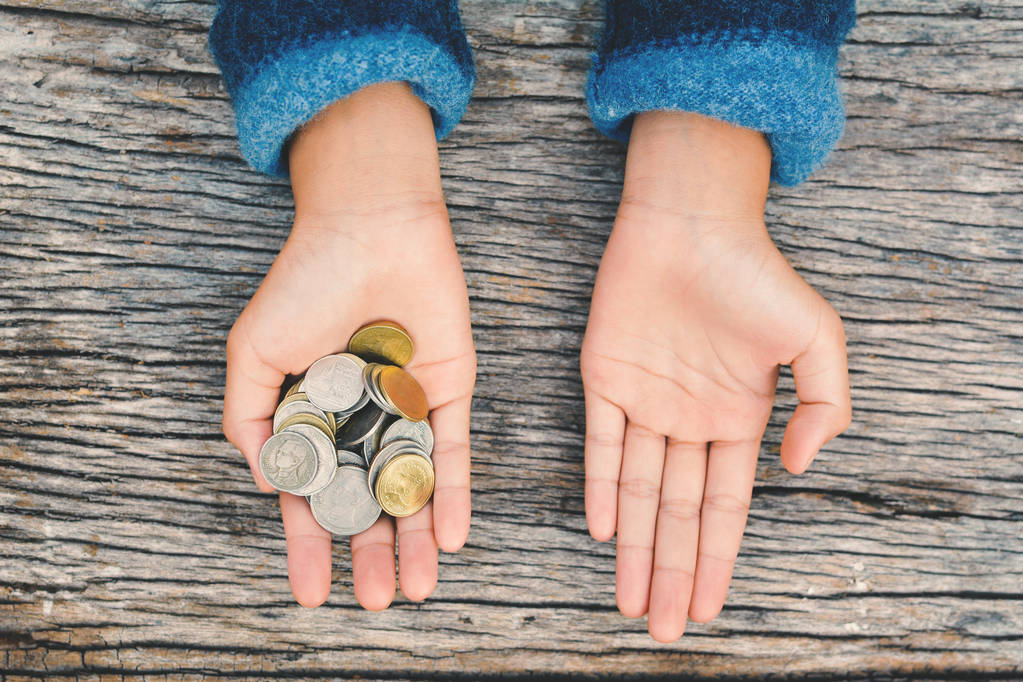 Mãos menina segurando moeda tom hipster foco seletivo e macio
 - Foto, Imagem
