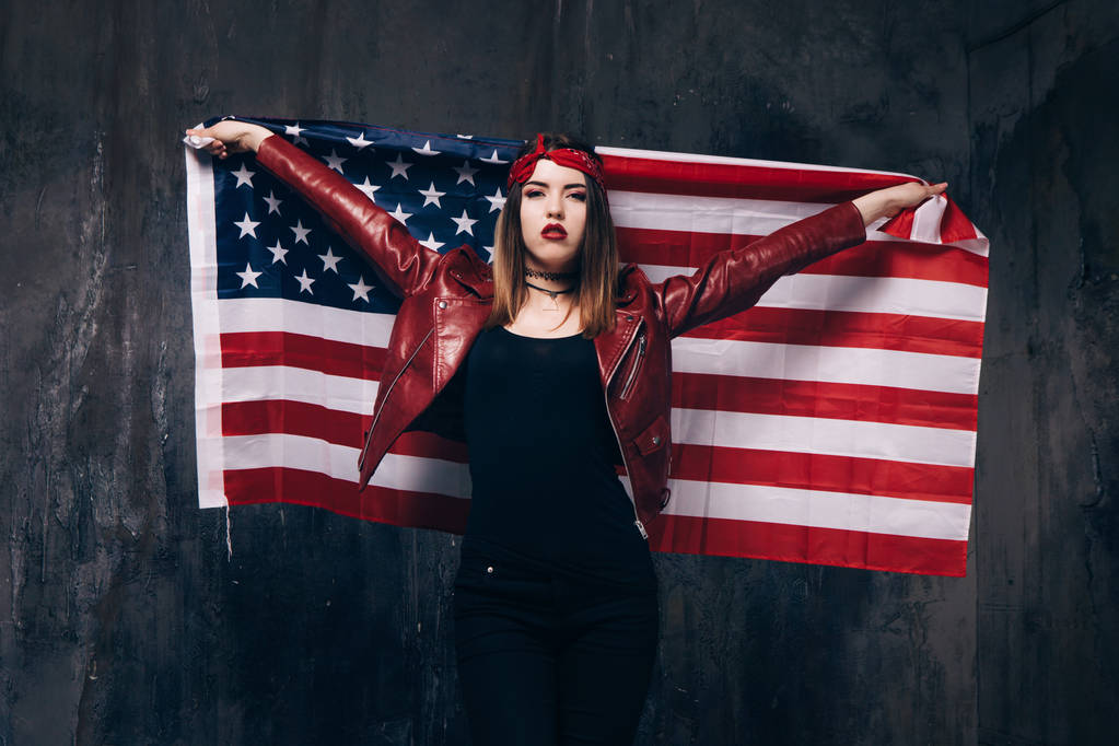 Mädchen mit US-Fahne hinter dem Rücken - Foto, Bild