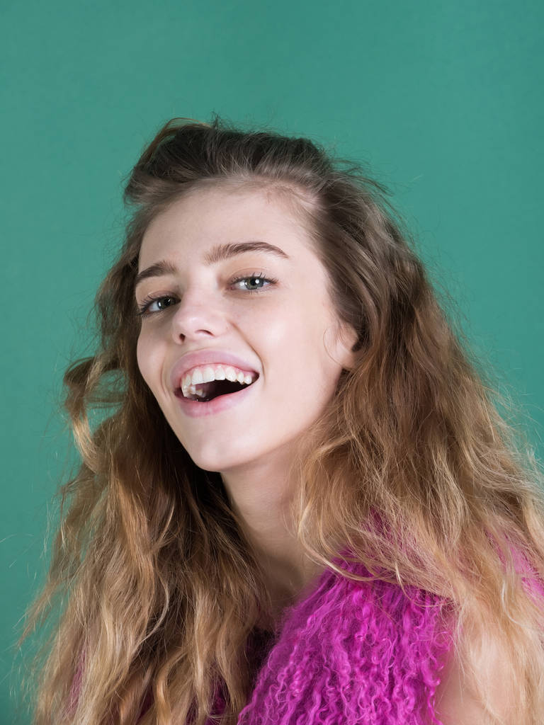 Ευτυχισμένο, χαμογελαστό, χαριτωμένο κορίτσι με υγιή δόντια και λευκό χαμόγελο - Φωτογραφία, εικόνα