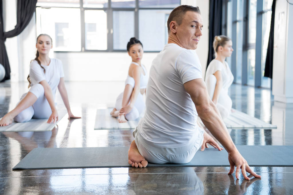 femmes pratiquant le yoga avec entraîneur
 - Photo, image