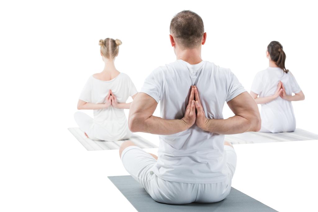 Vrouwen beoefenen van yoga met trainer  - Foto, afbeelding