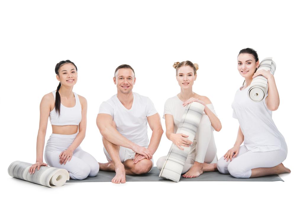 mujeres practicando yoga con entrenador
  - Foto, imagen