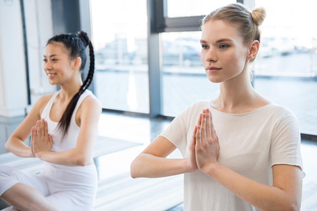 mladé ženy cvičící jógu  - Fotografie, Obrázek