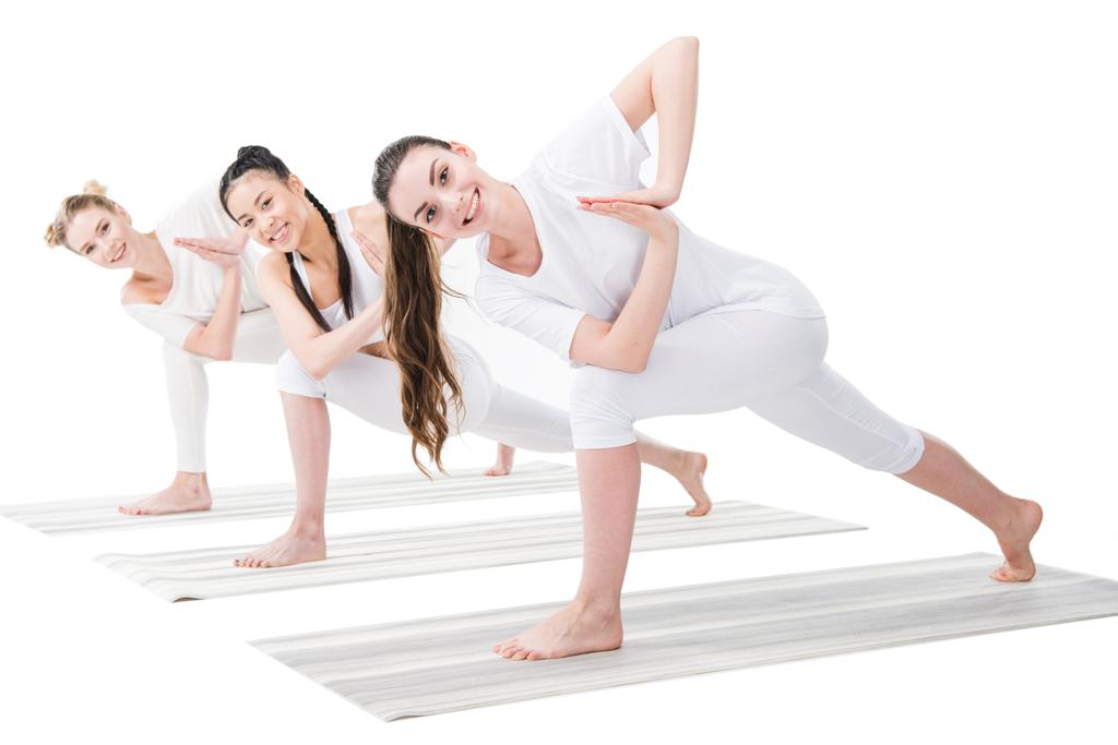 Yoga yapan genç kadınlar  - Fotoğraf, Görsel
