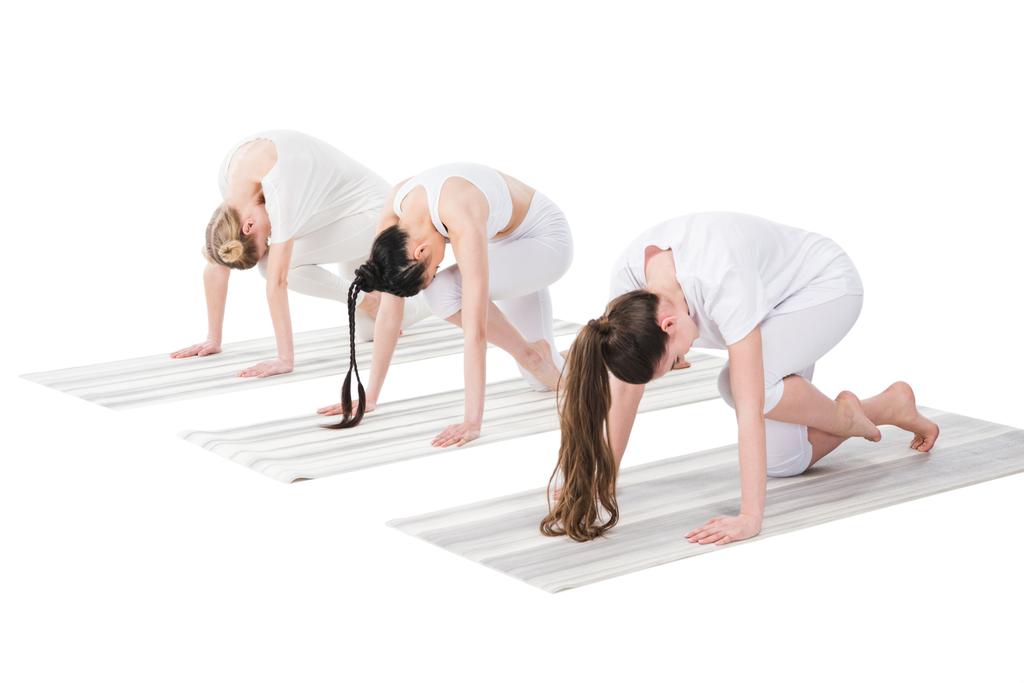 kadınlar yoga pozisyon gerçekleştirme  - Fotoğraf, Görsel